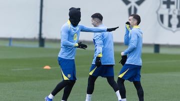 Los jugadores del Barça bromean ayer con el frío que hacía en la Ciutat Esportiva.
.
Alejandro Balde
Marc Casadó
Roony Bardghji