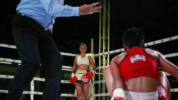 Pastrana observa en el suelo a Thaweesuk mientras el árbitro le realiza la cuenta (segundo mundial).