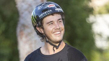 Pat Casey, con su bici de BMX, sonriendo antes de su ronda en el X Games MegaPark 2022. 