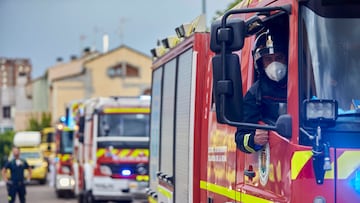TALAVERA DE LA REINA, CASTILLE LA MANCHA, SPAIN - 2020/04/24: Firefighter inside a fire truck during the applause.
Since the start of the coronavirus outbreak and the state of alarm decreed by the Spanish government, people at 8pm as a tribute applaud the health personnel who return the applause from the different hospitals together with the police and members of civil protection. (Photo by Manu Reino/SOPA Images/LightRocket via Getty Images)