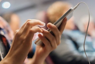 ¿Puedes ir a la cárcel por usar el móvil en el avión?