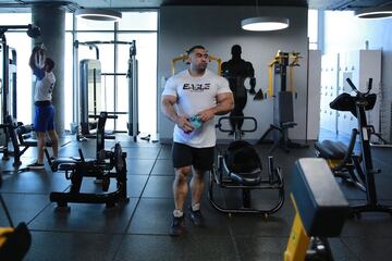 El jordano Mohammad Nsour, renunci¨® a la carrera de medicina para perseguir su sue?o de convertirse en un fisicoculturista estrella. A los 26 a?os, est¨¢ un paso m¨¢s cerca, ya que se clasific¨® para Mr Olympia, un prestigioso concurso internacional en Las Vegas, Nevada, donde se enfrentar¨¢ a los nombres y m¨²sculos m¨¢s importantes del deporte.