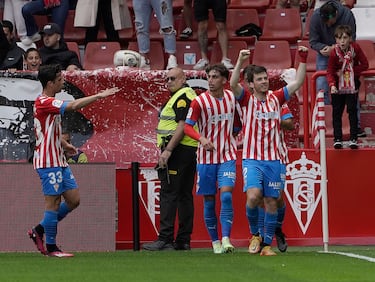 Guille Rosas no olvidará el día de ayer, fecha en la que marcó el primer tanto de su carrera profesional. Su golazo puso el 2-0 contra el Lugo, tras desbordar a su par con un rápido toque orientado con la pierna derecha y zurdazo que golpeó en el larguero antes de entrar en la portería.