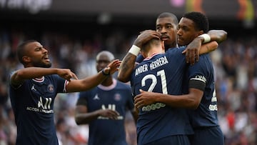 Paris Saint-Germain&#039;s Spanish midfielder Ander Herrera (3rdR) is congratulated by teammates after scoring a goal during the French L1 football match between Paris-Saint Germain (PSG) and Clermont Foot 63 at The Parc des Princes Stadium in Paris on Se