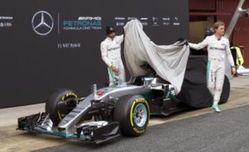 Lewis Hamilton y Nico Rosberg durante la presentación hoy en Montmeló (Barcelona) del nuevo híbrido W07 con el que la escudería pretende defender su liderazgo.