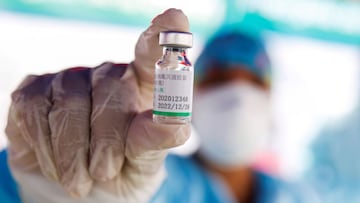 FILE PHOTO: A health worker holds for the camera a dose of Sinopharm&#039;s coronavirus disease (COVID-19) vaccine, in Lima, Peru, February 9, 2021. REUTERS/Sebastian Castaneda/File Photo