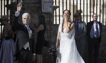 La novia Pilar Rubio llegando a la catedral del Sevilla del brazo de su padre Manuel Rubio