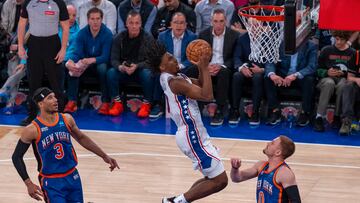 AMDEP898. NUEVA YORK (ESTADOS UNIDOS), 30/04/2024.- Tyrese Maxey (c) de 76ers salta con un balón este martes, en el cuarto partido de las eliminatorias de la NBA entre New York Knicks y Philadelphia 76ers, en el Madison Square Garden en Nueva York (EE.UU.) EFE/ Ángel Colmenares