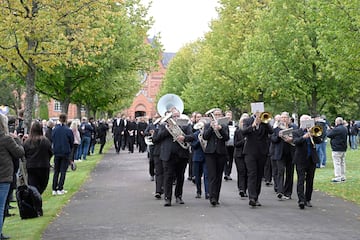 Los invitados abandonan la iglesia después del funeral del difunto entrenador de fútbol sueco Sven-Goran Eriksson.