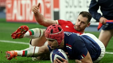 France's left wing Louis Bielle-Biarrey (R) dives over the line to score France's fourth try during the Six Nations international rugby union match between France and Wales at the Stade de France, in Saint-Denis, north of Paris, on January 31, 2025. (Photo by Franck FIFE / AFP)
