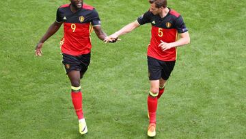 BORDEAUX, FRANCE - JUNE 18:  Romelu Lukaku of Belgium celebrates scoring his team&#039;s first goal  with Jan Vertonghen of Belgium during the UEFA EURO 2016 Group E match between Belgium and Republic of Ireland at Stade Matmut Atlantique on June 18, 2016