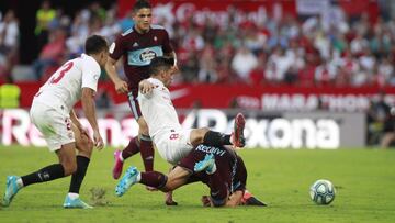 Nolito y Reguilón, durante el duelo.