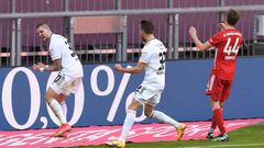 Union Berlin&#039;s German midfielder Robert Andrich (L) celebrates after scoring the equalising goal during the German first division Bundesliga football match between FC Bayern Munich and 1 FC Union Berlin, in Munich, southern Germany, on April 10, 2021