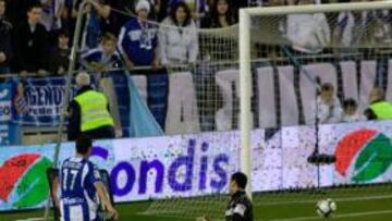 <b>EL PORTAGONISTA. </b>Los jugadores del Espanyol abrazan a Osvaldo, el artífice de la victoria perica en una noche mágica en Cornellà.