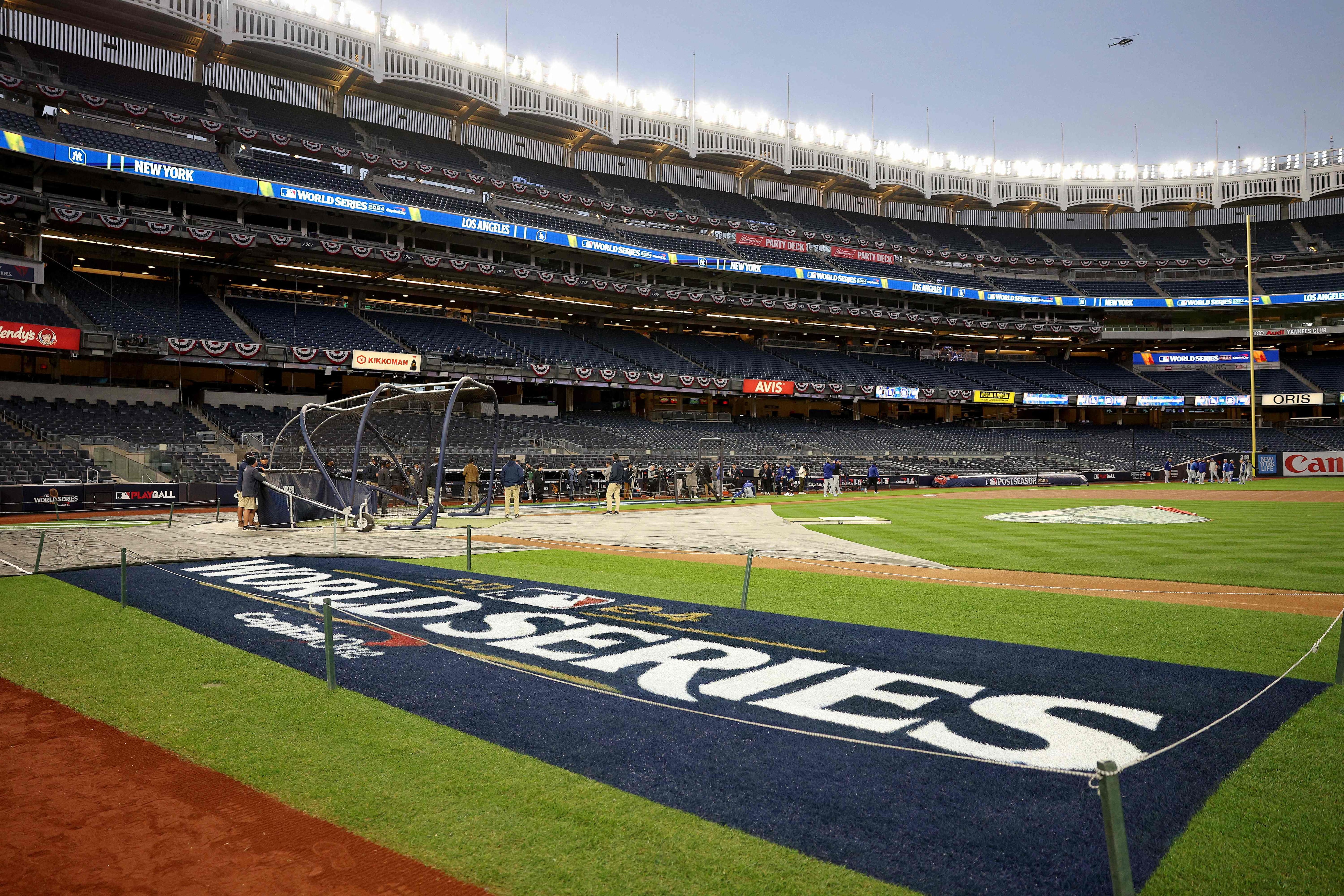 Who is throwing the ceremonial first pitch for game 3 of the MLB World Series in New York?