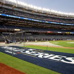 Who is throwing the ceremonial first pitch for game 3 of the MLB World Series in New York?