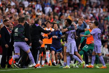 Vinicius recriminó a la grada de Mestalla insultos racistas y amenazó con marcharse del terreno de juego. Más tarde hubo una gran tangana entre los jugadores del Valencia y el Real Madrid en la que Vinicius acabó expulsado.