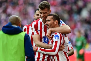 Abrazo entre Sorloth y Griezmann tras el gol del jugador francés.