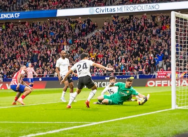 Remate de Memphis Depay y Giorgi Mamardashvili detiene el balón con la mano izquierda.