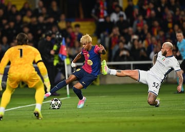 Yann Sommer atento a la jugada entre Lamine Yamal y Federico Dimarco.