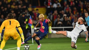 Yann Sommer atento a la jugada entre Lamine Yamal y Federico Dimarco.