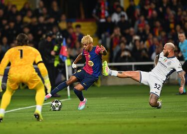 Yann Sommer atento a la jugada entre Lamine Yamal y Federico Dimarco.