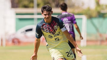 Dagoberto Espinoza festeja un gol con el América