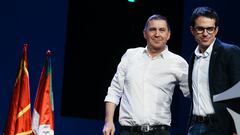 El candidato de EH Bildu a Lehendakari, Pello Otxandiano (d), y el coordinador general de EH Bildu, Arnaldo Otegi (i), durante un acto de EH Bildu para mantener un encuentro con sus bases, en el Palacio Euskalduna, a 17 de diciembre de 2023, en Bilbao, Bizkaia, País Vasco (España). Durante el acto se ha realizado un balance del año y establecido las bases de los retos a los que se enfrentará el partido en 2024.
17 DICIEMBRE 2023;EH BILDU;POLÍTICA;ACTO;ENCUENTRO;BASES;BALANCE
H.Bilbao / Europa Press
17/12/2023