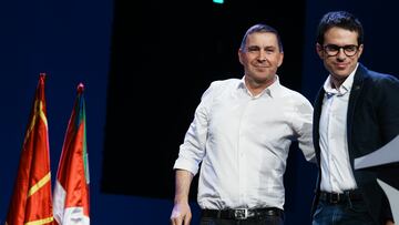 El candidato de EH Bildu a Lehendakari, Pello Otxandiano (d), y el coordinador general de EH Bildu, Arnaldo Otegi (i), durante un acto de EH Bildu para mantener un encuentro con sus bases, en el Palacio Euskalduna, a 17 de diciembre de 2023, en Bilbao, Bizkaia, Pa¨ªs Vasco (Espa?a). Durante el acto se ha realizado un balance del a?o y establecido las bases de los retos a los que se enfrentar¨¢ el partido en 2024.
17 DICIEMBRE 2023;EH BILDU;POL?TICA;ACTO;ENCUENTRO;BASES;BALANCE
H.Bilbao / Europa Press
17/12/2023