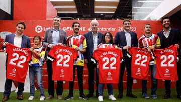 MADRID, 08/11/2022.- El director general ejecutivo de LaLiga, Oscar Mayo (i-d), el director de Medios, Marketing Online y Patrocinios de Santander España, Felipe Martín, el exselecionador nacional de fútbol Vicente del Bosque, el exportero de la selección y del Real Madrid Iker Castillas y el exfutbolista del Málaga y del Getafe Miguel Torres posan durante la presentación este martes en Madrid de La Liga Genuine Santander, el campeonato de fútbol para personas con discapacidad intelectual (colectivo DI). Una liga que afronta una nueva temporada con la novedad del Real Madrid, a través de su Fundación, y el Andorra, que se estrenan en una competición que cuenta en esta quinta edición con 44 equipos. EFE/ J.J. Guillén
