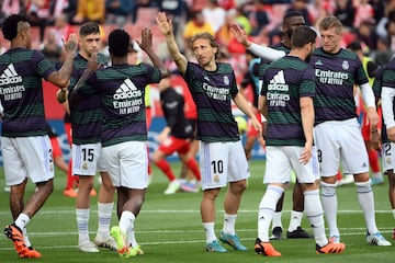 Modric anima a sus compañeros antes del partido en Montilivi.