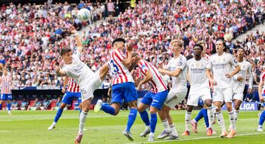 Arda Güler levanta la pierna para despejar y pega en la cara de Nico González en el área pequeña. Alberola Rojas pitó penalti y tarjeta amarilla para el turco. 