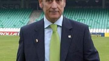 <B>ENFADADO.</B> El Betis y su presidente están muy molestos con el trato que están recibiendo de los árbitros.