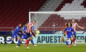 Luis Su¨¢rez marca de cabeza el 1-0 al Getafe.