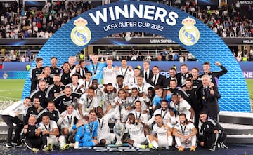 El Real Madrid siguió con su trayectoria triunfal del año al imponerse en la Supercopa de Europa ante el Eintracht de Frankfurt (2-0). Alaba y Benzema confirmaron la superioridad madridista en Helsinki. Un título que se unía a la Liga, la Champions y la Supercopa de España, que ganó en enero en Arabia Saudí. Se impuso en la final al Athletic Club (0-2).