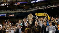 Queens (United States), 09/10/2022.- San Diego Padres fans celebrate after game three of the MLB Wild Card series between the San Diego Padres and the New York Mets at Citi Field in the Queens borough of New York, New York, USA, 09 October 2022. (Estados Unidos, Nueva York) EFE/EPA/JASON SZENES
