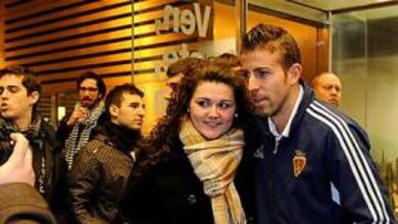 <b>VUELVE A SU CASA. </b>Luis García posa junto a una aficionada anoche, a la llegada del Zaragoza al hotel NH Constanza de Barcelona.