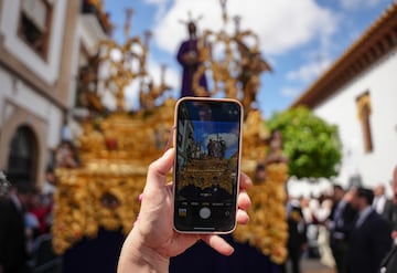 La hermandad de Santa Genoveva sale de su templo para iniciar su estación de penitencia el Lunes Santo en Sevilla.