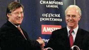 <B>EL BAYERN ENTREGÓ LA COPA.</B> Beckenbauer la entregó ayer en Glasgow a Gerhard Aigner. Francisco Gento acudió en representación del Real Madrid. Estará expuesta en el Museo de Arte Kelvingrove hasta el 21 de abril. De allí se trasladará al estadio Hampden Park donde permanecerá hasta el día de la final.