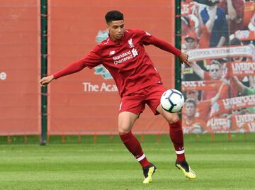 A sus 16 años de edad hizo historia al debutar con el primer equipo del Liverpool en la FA Cup, convirtiéndose en el jugador más joven en esta competencia. La calidad de este defensor se comenzó a formar en las inferiores del Ajax de Holanda.
