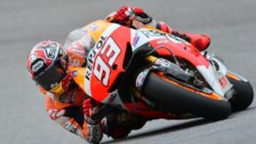 Lorenzo domina y Márquez se prueba y cae otra vez