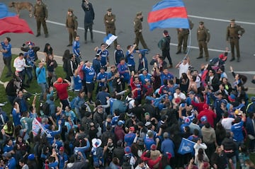 Hinchas de Universidad de Chile celebran en Plaza Italia.