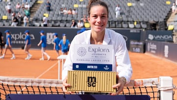Lois Boisson posa con el trofeo del WTA 250 de Hamburgo tras ganar la final.
