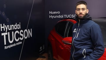 Yannick Carrasco, del Atlético, charla con AS junto a su nuevo Hyundai.