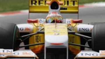 Hamilton sorprende en los últimos compases y se hace con el mejor tiempo, con Alonso, octavo