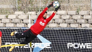 Moyá hace una estirada en un entrenamiento del Atlético.