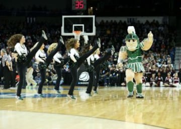 La mascota de los Michigan State Spartans junto a las animadoras.