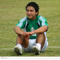 César Villaluz opaca a Santiago Fernández: Se toma las burlas de Martinoli con risas