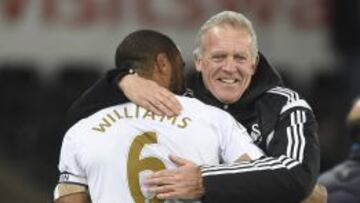 Ashley Williams celebra la victoria con Alan Curtis.