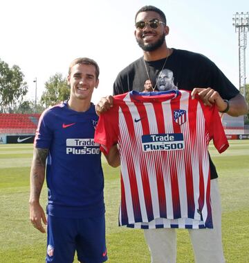 Karl-Anthony Towns visits Atlético de Madrid at El Cerro.